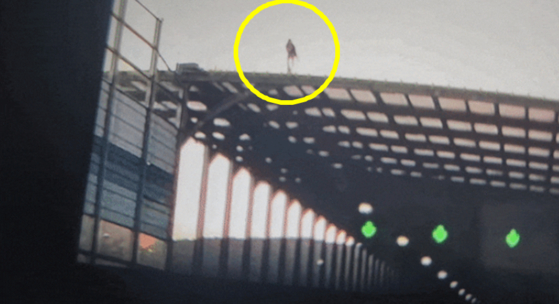 지난 11일 경기 수원시 영동고속도로에 설치된 방음터널 위에 10대 여중생이 올라갔다가 구조되는 일이 발생했다.〈사진=보배드림 캡처〉