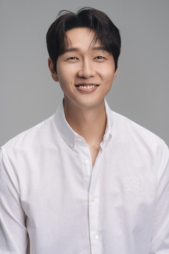 지현우, 새 프로필 공개 '소년미·카리스마'