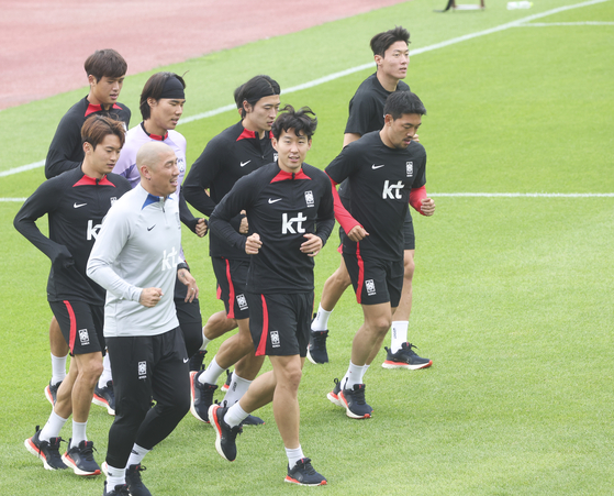 러닝으로 몸푸는 손흥민, 황의조   (부산=연합뉴스) 강덕철 기자 = 손흥민, 황의조 등 축구대표팀이 12일 오후 부산 구덕운동장에서 페루와 친선경기를 앞두고 훈련을 하고 있다. 2023.6.12   kangdcc@yna.co.kr (끝)  〈저작권자(c) 연합뉴스, 무단 전재-재배포 금지〉