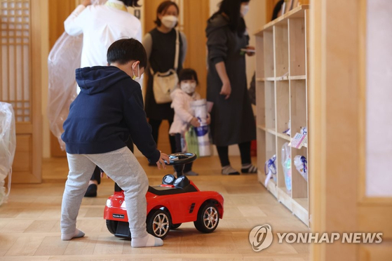 장난감을 고르는 아이들 〈사진=연합뉴스〉