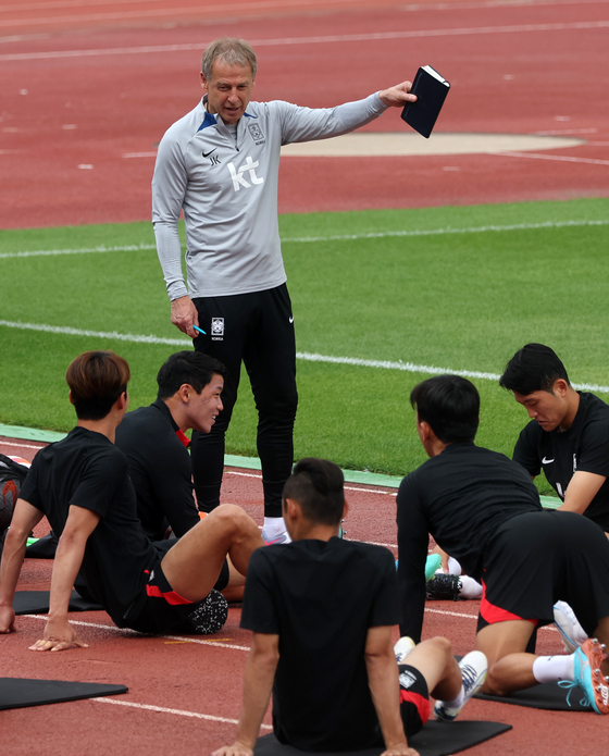 13일 오전 부산 서구 구덕운동장에서 클린스만 축구 국가대표팀 감독이 훈련에 앞서 선수과 대화하고 있다. 〈사진=연합뉴스〉