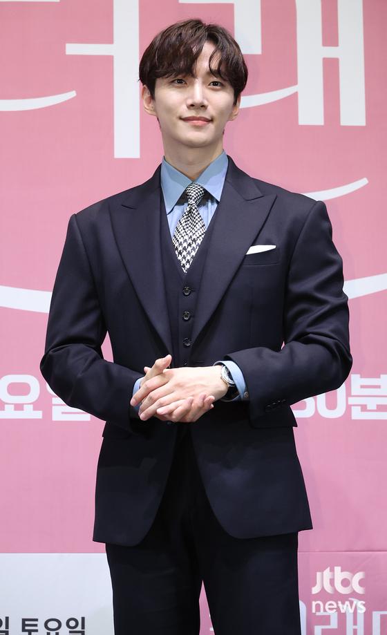 배우 이준호가 15일 오후 서울 구로구 라마다서울신도림호텔에서 열린 JTBC 토일 드라마 '킹더랜드' 제작발표회에 참석해 포토타임을 갖고 있다. 박세완 엔터뉴스팀 기자 park.sewan@jtbc.co.kr (콘텐트비즈니스본부)