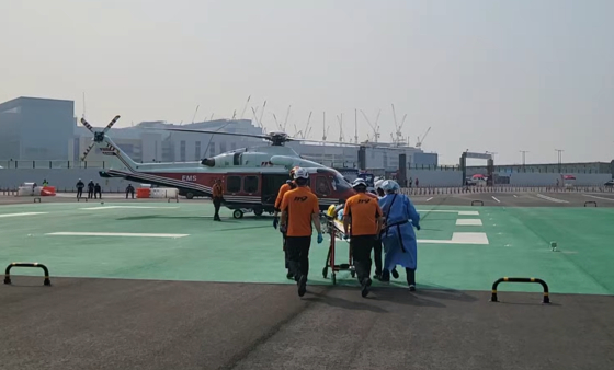 경기도 평택의 한 아파트 12층에서 3살 남자아이가 추락하는 사고가 발생했다. 아이는 소방 헬기로 병원에 이송됐고 생명에 지장은 없는 것으로 알려졌다.〈사진=경기도소방재난본부 영상 캡처〉