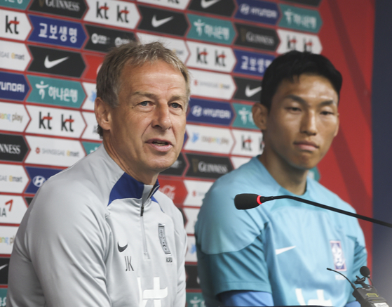 페루와 평가전을 하루 앞둔 16일 오전 대한민국 축구대표팀의 위르겐 클린스만 감독과 김승규 선수가 부산 아시아드주경기장에서 열린 공식 기자회견에서 질문에 답하고 있다. 〈사진=연합뉴스〉