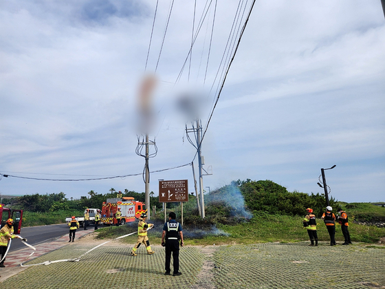 16일 오후 4시 35분쯤 제주 서귀포시 성산읍 섭지코지 해변 인근에서 패러글라이딩을 하던 60대 남성이 고압 전선에 걸려 숨졌다. 〈사진=제주소방안전본부 제공〉