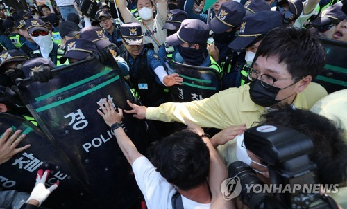  오늘(17일) 오전 대구 중구 대중교통전용지구에서 열린 대구퀴어문화축제에서 경찰과 대구시 공무원들이 충돌했다. 〈사진=연합뉴스〉