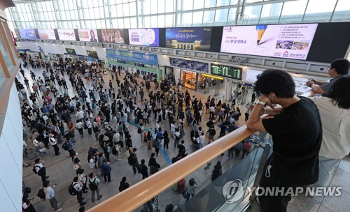 수도권 전철 경의선 철도에서 전기공급 장애가 발생한 16일 오후 서울역에서 출발하는 열차 다수가 운행이 지연돼 시민들이 불편을 겪었다. 〈사진=연합뉴스〉