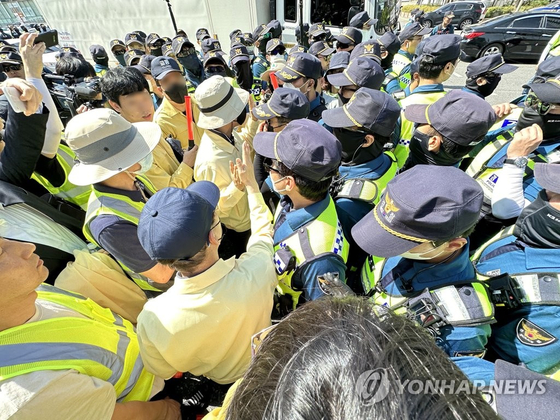 오늘(17일) 오전 대구 중구 반월당역 인근에서 퀴어문화축제 측 무대차량 진입을 위해 교통 정리에 나선 경찰관들과 이를 막으려는 대구시 공무원들이 대치하고 있다. 〈사진=연합뉴스〉