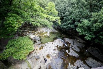 물놀이하던 7세 여아 숨져…“수심 1.5m 계곡서 발견“  