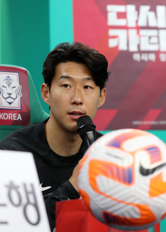 〈YONHAP PHOTO-3038〉 질문에 답하는 손흥민   (대전=연합뉴스) 김준범 기자 = 대한민국 축구대표팀 손흥민이 19일 오후 대전 월드컵경기장에서 기자회견을 하고 있다. 대표팀은 오는 20일 엘살바도르와의 평가전을 치른다. 2023.6.19   psykims@yna.co.kr/2023-06-19 16:58:04/ 〈저작권자 ⓒ 1980-2023 ㈜연합뉴스. 무단 전재 재배포 금지.〉