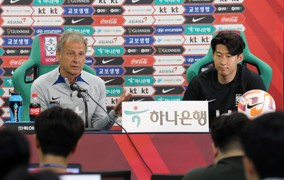 〈YONHAP PHOTO-3042〉 축구대표팀 기자회견   (대전=연합뉴스) 김준범 기자 = 대한민국 축구대표팀 클린스만 감독과 손흥민이 19일 오후 대전 월드컵경기장에서 기자회견을 하고 있다. 대표팀은 오는 20일 엘살바도르와의 평가전을 치른다. 2023.6.19   psykims@yna.co.kr/2023-06-19 16:58:44/ 〈저작권자 ⓒ 1980-2023 ㈜연합뉴스. 무단 전재 재배포 금지.〉