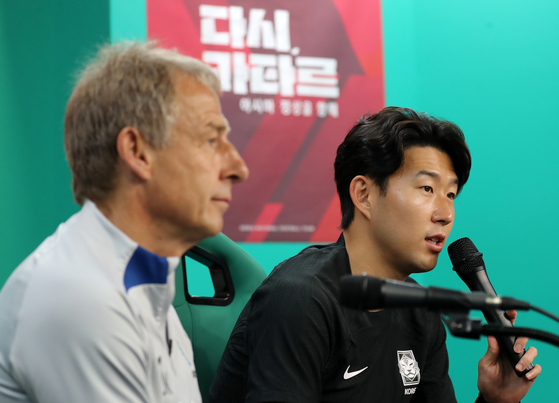 〈YONHAP PHOTO-3043〉 축구대표팀 기자회견   (대전=연합뉴스) 김준범 기자 = 대한민국 축구대표팀 클린스만 감독과 손흥민이 19일 오후 대전 월드컵경기장에서 기자회견을 하고 있다. 대표팀은 오는 20일 엘살바도르와의 평가전을 치른다. 2023.6.19   psykims@yna.co.kr/2023-06-19 16:58:50/ 〈저작권자 ⓒ 1980-2023 ㈜연합뉴스. 무단 전재 재배포 금지.〉