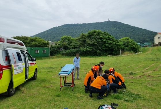 19일 제주서부소방서에 따르면 지난 18일 오후 2시 12분쯤 제주시 한림읍에서 1인용 무동력 패러글라이딩을 타던 50대 남성 A씨가 착륙 중 다리 부상 등 중상을 입었다. 〈사진=제주서부소방서 제공〉