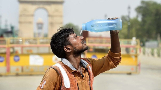 폭염이 이어지고 있는 인도에서 시민이 물로 열을 식히고 있다(사진=게티이미지)