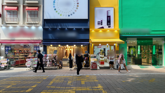 서울 낮 최고기온이 35도까지 오른 19일 오후 서울 중구 명동거리 가게들이 문을 열어놓은 채 냉방을 하고 있다. 〈사진=이지현 기자〉