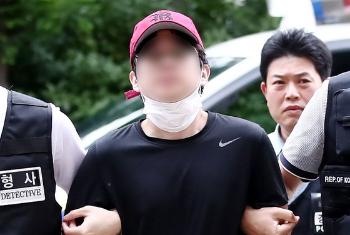 '여객기 비상문 난동' 10대 영장심사 출석…“공격받는 느낌 들어서“