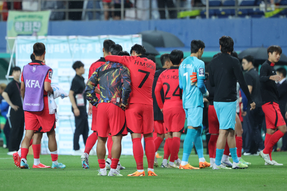 오늘(20일) 대전월드컵경기장에서 열린 축구 국가대표팀 평가전 한국과 엘살바도르의 경기가 1대1로 끝난 뒤 대표팀 선수들이 아쉬워하고 있다. 〈사진=연합뉴스〉