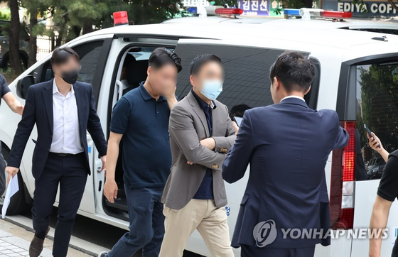 영장실질심사를 받으러 가는 에디슨모터스 주가조작 일당 (출처: 연합뉴스)