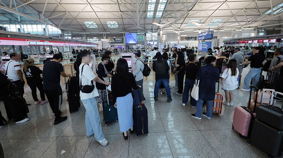 오늘(21일) 오전 인천국제공항 제1터미널 출국장에서 일본으로 떠나려는 여행객들이 탑승수속을 위해 줄을 서있는 모습.〈사진=연합뉴스〉