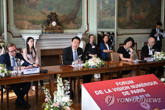 윤석열 대통령이 현지 시간 21일 파리 소르본 대학에서 열린 파리 디지털 비전 포럼에서 발언하고 있다. 〈사진=연합뉴스〉 