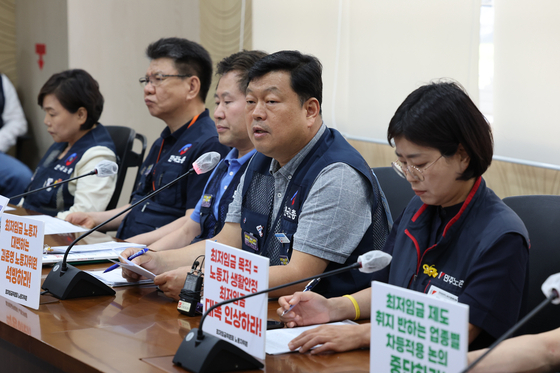 류기섭 한국노총 사무총장을 비롯한 최저임금위원회 근로자위원들이 22일 오후 세종시 정부세종청사에서 2024년 적용 최저임금 노동계 최초요구안을 발표하고 있다. 〈사진=연합뉴스〉