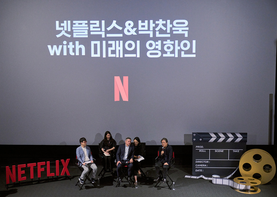 21일 서울 CGV 용산아이파크몰 박찬욱 관에서는 넷플릭스 공동 CEO 테드 서랜도스와 박찬욱 감독, 그리고 미래의 영화인 100인이 함께 한 '넷플릭스&박찬욱 with 미래의 영화인' 행사가 개최됐다. 〈사진=넷플릭스〉        