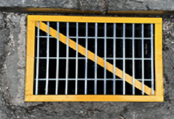 강남·서초·관악에 시범 설치될 옐로박스. 빗물받이 뚜껑에 노란색 빗금을 칠했다. 〈사진=강남구청〉