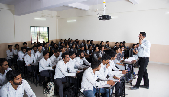 インドの大学生の授業風景〈写真＝shutterstock〉