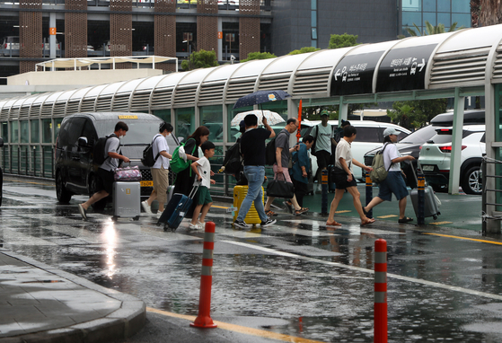 제주도가 장마철에 접어든 25일 제주국제공항에 비가 쏟아지고 있다. 〈사진=연합뉴스〉