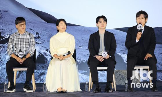 27일 오전 서울 용산구 한강로 CGV 용산아이파크몰에서 영화 '더 문' 제작보고회가 열렸다. 김용화 감독과 설경구, 도경수, 김희애가 참석했다. 김현우 엔터뉴스팀 기자 kim.hyunwoo3@jtbc.co.kr (콘텐트비즈니스본부)