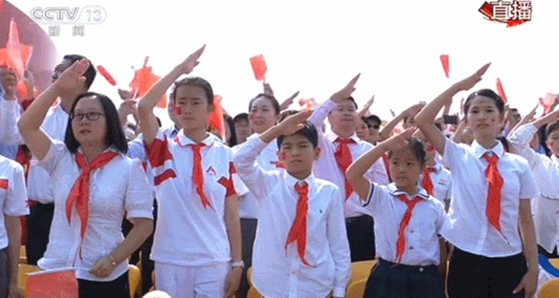 학생들의 사회주의 중국식 경례법. 〈사진= 인민망 캡처〉