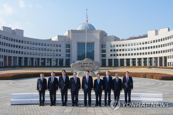 윤석열 대통령이 지난 2월 국가정보원을 찾아 2023년도 업무계획을 보고받기에 앞서 국정원 원훈석 앞에서 간부들과 기념촬영을 하고 있다. (사진=대통령실 제공)