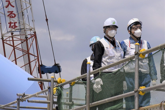 야마나카 신스케 일본 원자력규제위원장(왼쪽)이 24일 후쿠시마 제1원자력발전소 오염수 방류 설비를 시찰하고 있다. 〈사진=연합뉴스〉