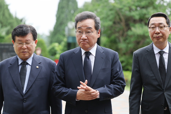 이낙연 전 더불어민주당 대표가 28일 오전 서울 동작구 국립서울현충원에서 고 김대중 전 대통령 묘소를 찾아 참배한 뒤 이동하고 있다. 〈사진=연합뉴스〉