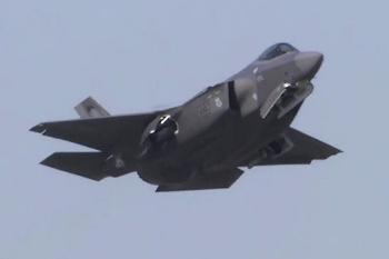 일본 항공자위대 F-35 전투기 2대 긴급 착륙…“경보등 켜져“