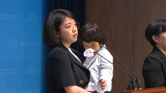 어린이날 맞아 두 살배기 아들과 함께 '노키즈존' 기자회견하는 용혜인 기본소득당 의원 (지난 5월 4일, 국회)