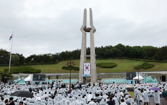 자료사진. 지난달 18일 광주 국립 5·18민주묘지에서 열린 5·18 민주화운동 43주년 기념식.〈사진=연합뉴스〉