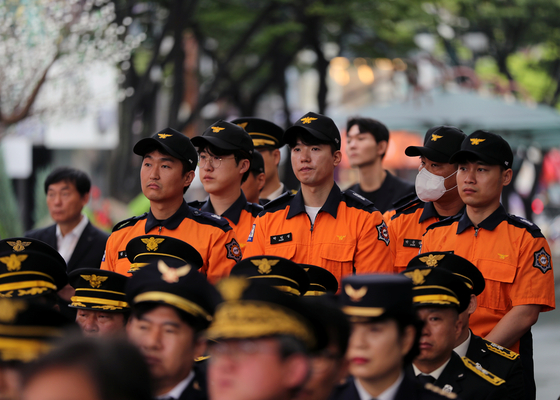 '소방관노명래길' 명예도로명 지정 기념식에 참석한 동료 소방관들. 〈사진=연합뉴스〉