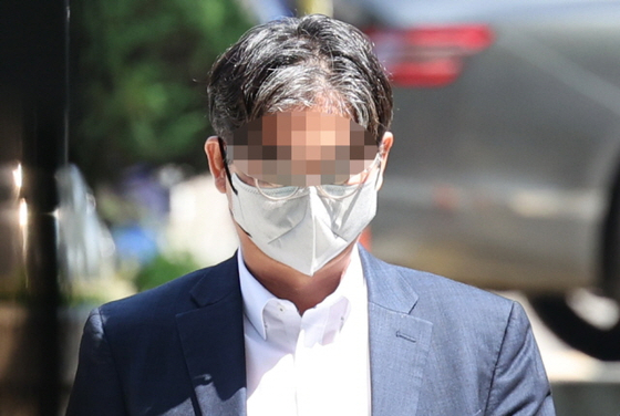 '민주당 돈 봉투 의혹'과 관련해 송영길 전 대표의 전직 보좌관인 박용수 씨가 구속 전 피의자 심문을 받기 위해 오늘(3일) 오전 서울중앙지법에 출석하고 있다. 〈사진=연합뉴스〉