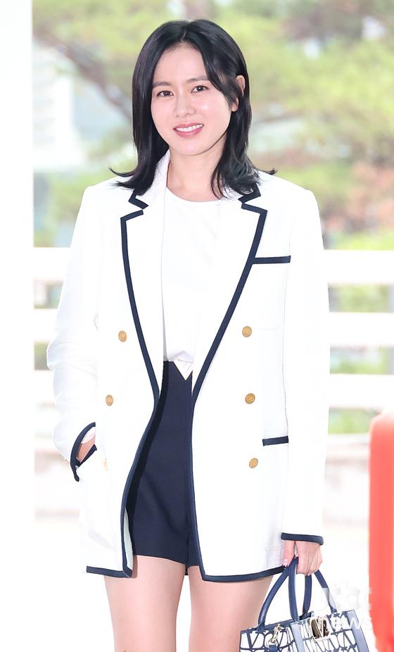 '청순의 인간화' 손예진, '눈부신 출국길'