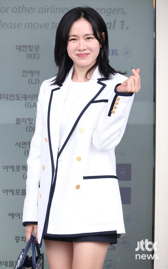 '청순의 인간화' 손예진, '눈부신 출국길'