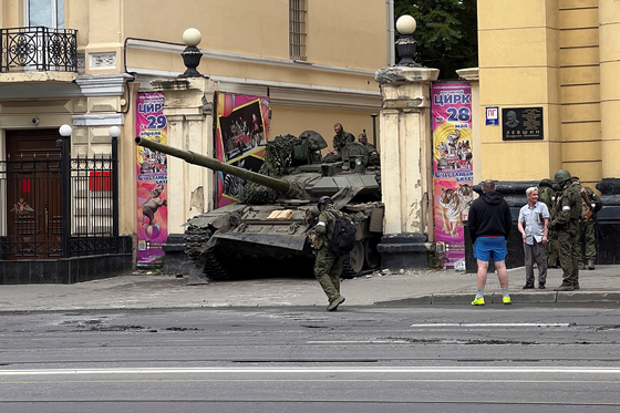 지난달 24일 러시아 로스토프나도누에서 목격된 바그너 그룹의 전차. 〈사진=로이터〉