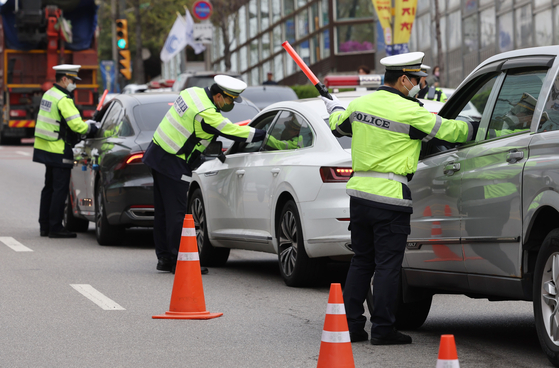 최근 대낮 음주운전 사고가 잇따르자 낮에 음주단속을 하는 경찰. 〈사진=연합뉴스〉