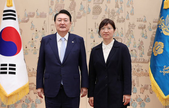 3일 윤석열 대통령이 장 차관에게 임명장을 수여한 뒤 기념촬영을 하고 있다. 〈사진=연합뉴스〉