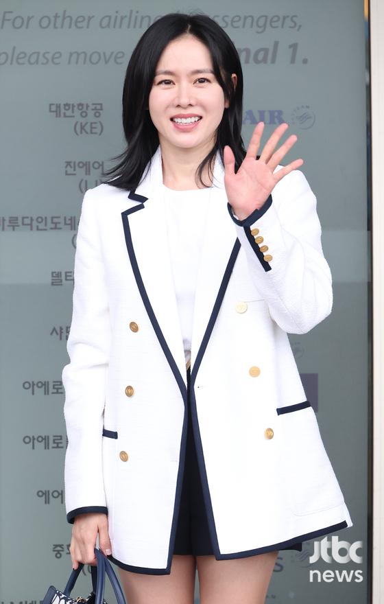 '청순의 인간화' 손예진, '눈부신 출국길'