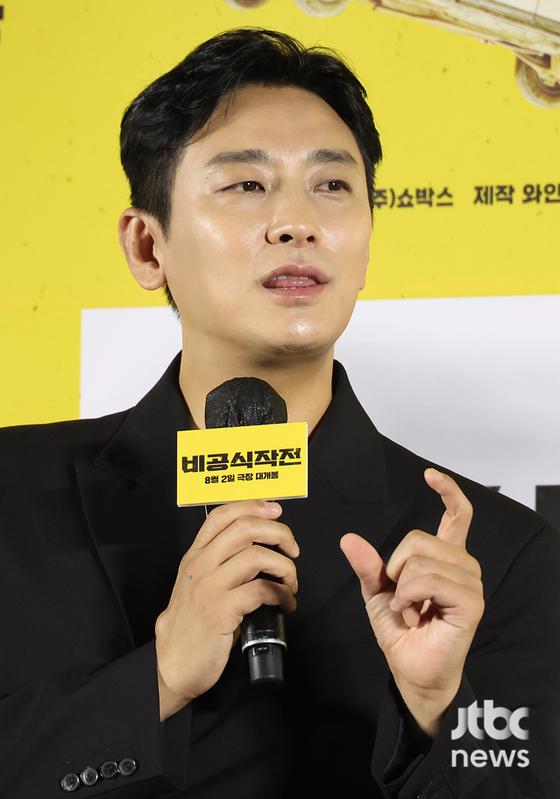 3일 오후 서울 용산구 CGV 용산아이파크몰에서 영화 '비공식작전' 제작보고회가 열렸다. 김성훈 감독과 배우 하정우, 주지훈이 참석했다. 박세완 엔터뉴스팀 기자 park.sewan@jtbc.co.kr (콘텐트비즈니스본부)