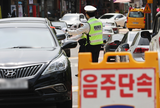 스쿨존 음주운전 단속에 난선 경찰. 〈사진=연합뉴스〉