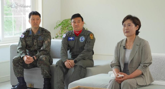 '그날 군대이야기-박인철 소령을 만나다' 영상 화면. 공사 동기생 이두원·김상훈 중령(왼쪽)과 어머니 이준신씨. 〈사진=국방부 제공〉