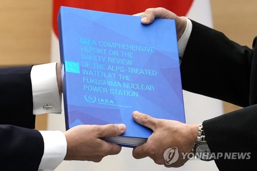 기시다 일본 총리에 오염수 종합보고서 전달하는 IAEA 사무총장