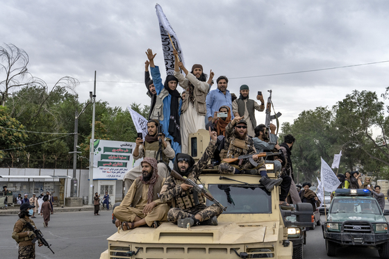지난해 8월 카불 재점령 1주년을 자축하는 탈레반. 〈사진=연합뉴스〉